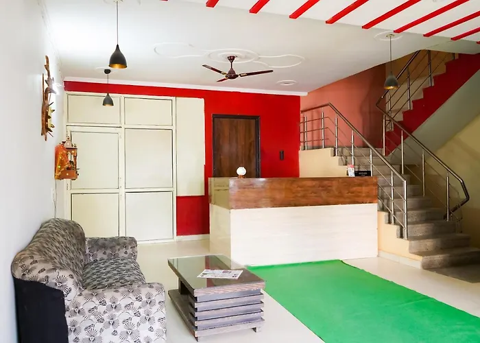 Hotel Rose Inn- Near Sector 8 Metro Station