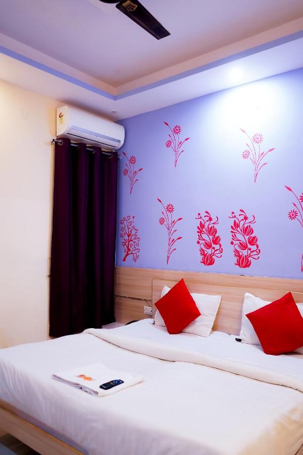 Hotel Rose Inn- Near Sector 8 Metro Station