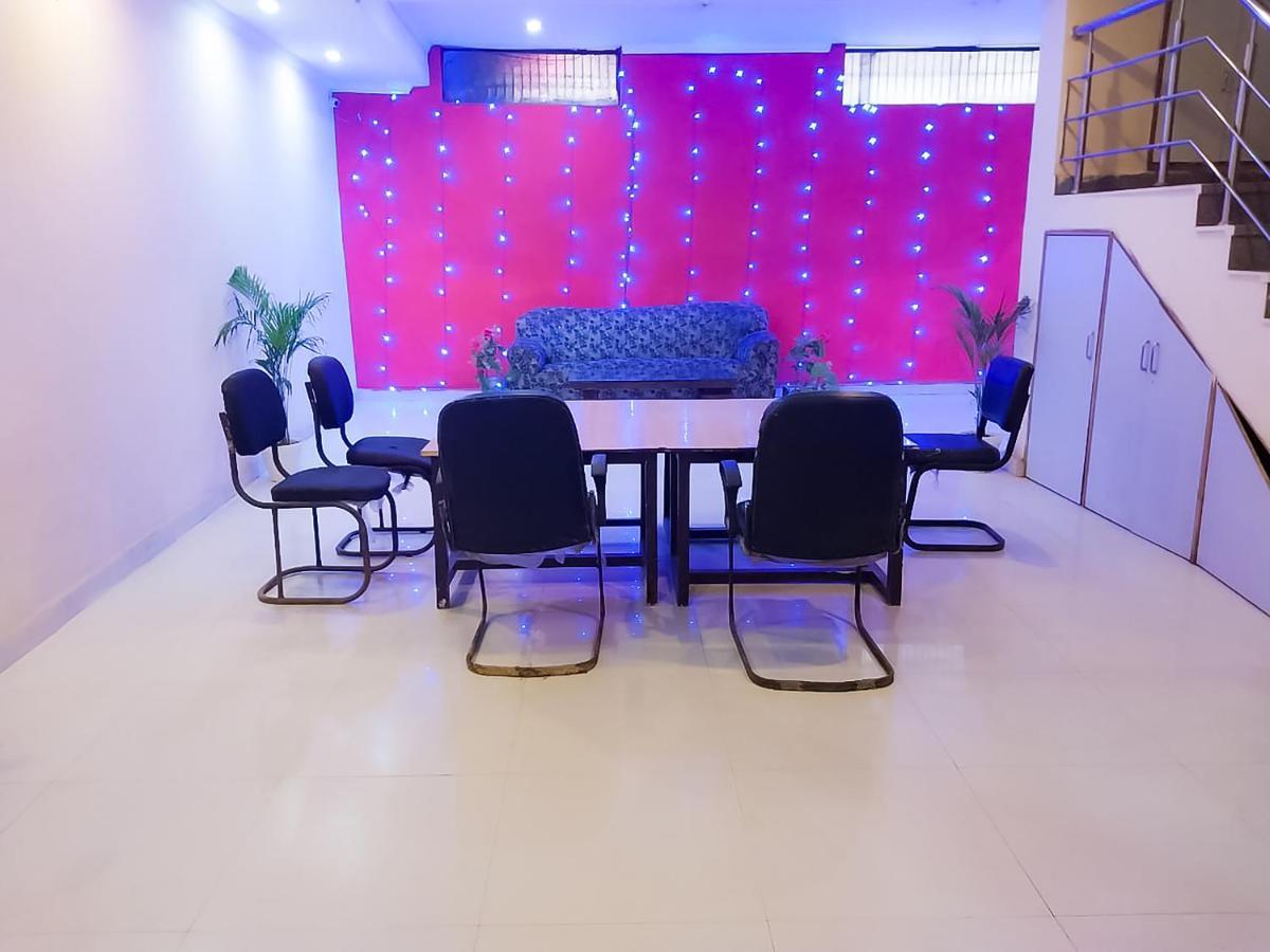 Rose Inn- Near Sector 8 Metro Station