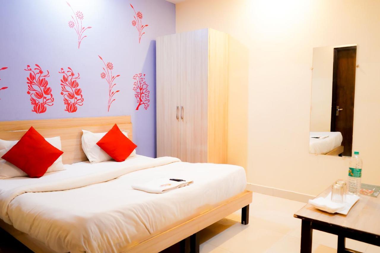 Hotel Rose Inn- Near Sector 8 Metro Station New Delhi