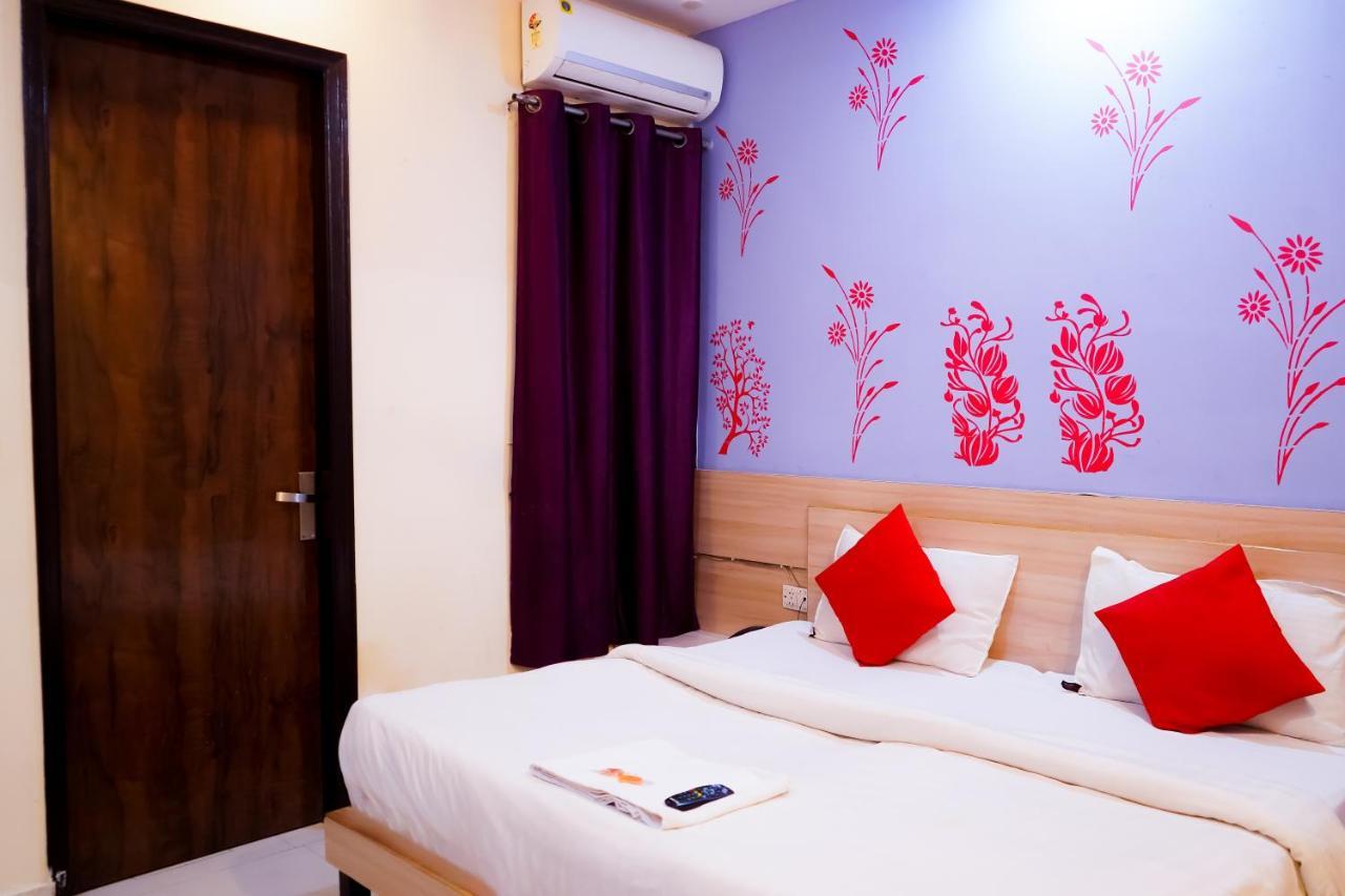 Hotel Rose Inn- Near Sector 8 Metro Station