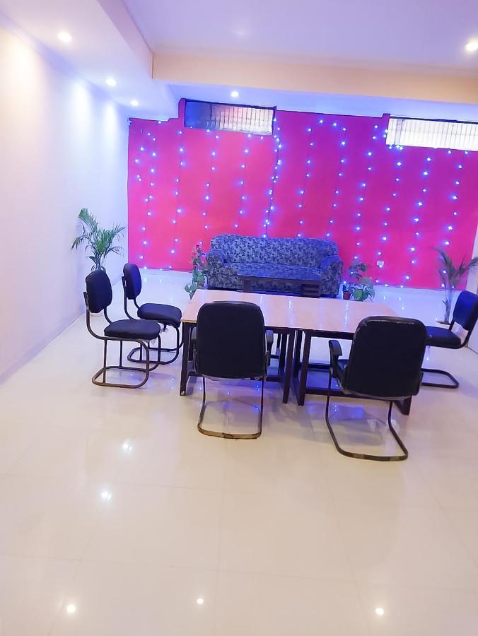 Rose Inn- Near Sector 8 Metro Station