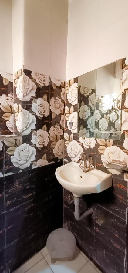 Rose Inn- Near Sector 8 Metro Station Hotel 3*