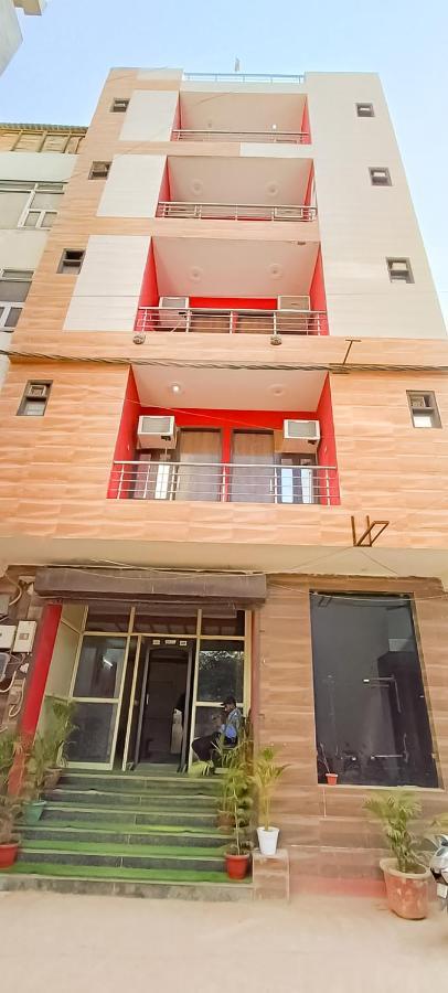 Hotel Rose Inn- Near Sector 8 Metro Station