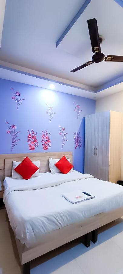 Hotel Rose Inn- Near Sector 8 Metro Station Hotel